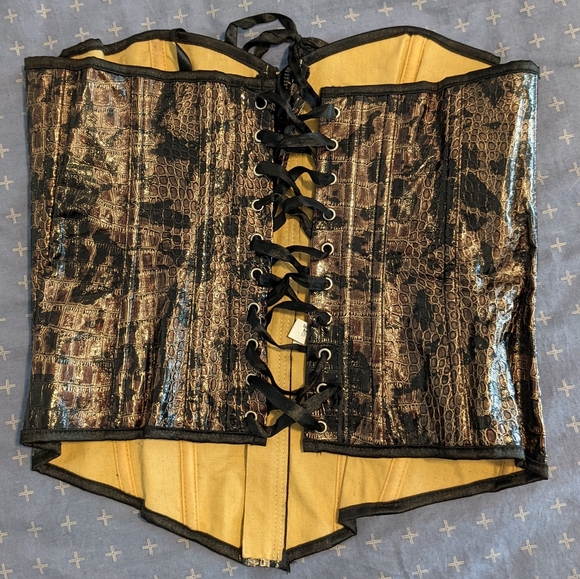 Fantastic Corsets - Picture 2 of 2